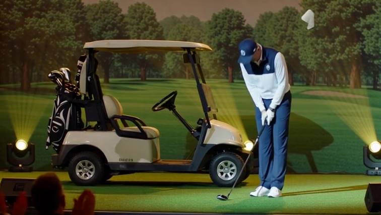 Może być zdjęciem przedstawiającym 2 osoby, ludzie grający w golfa, wózek golfowy i pole golfowe